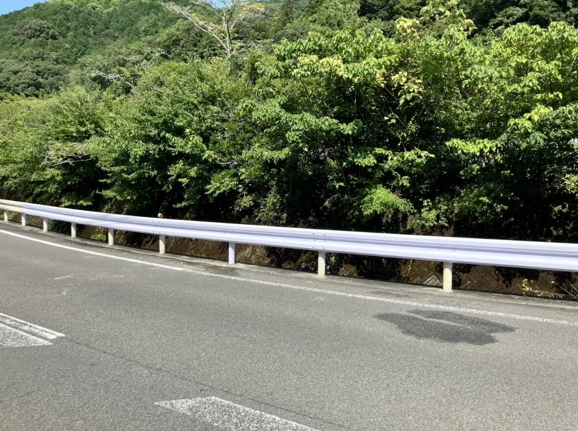 修理後【松山市食場】ガードレール復旧工事