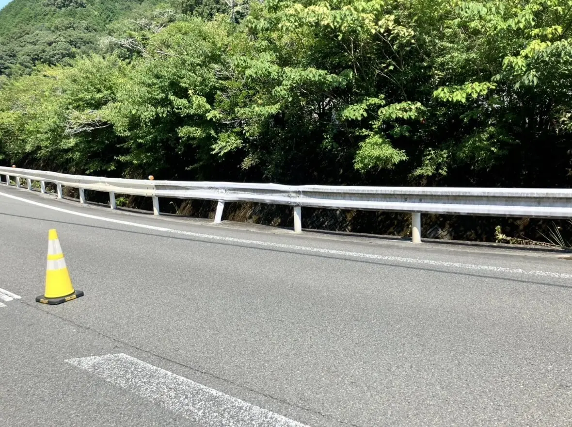 修理前【松山市食場】ガードレール復旧工事